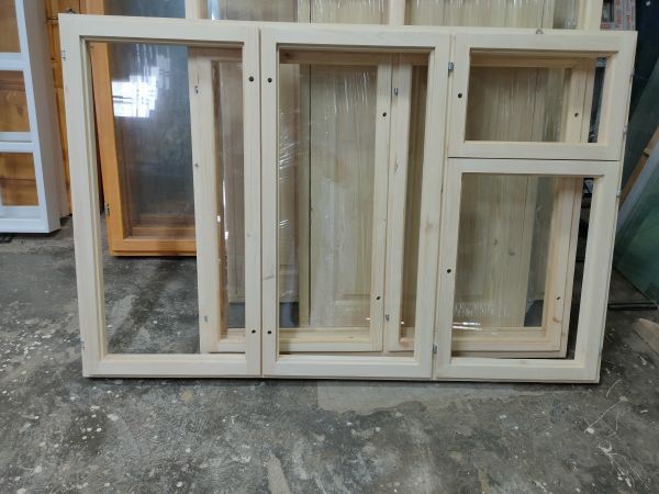 Деревянное окно трехстворчатое с форточкой