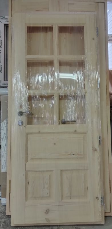 Входная дверь из массива со стеклопакетом